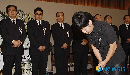 【서울=뉴시스】사진공동취재단 = 19일 김대중 전대통령의 빈소가 마련된 신촌 세브란스병원을 찾은 방송인 김미화씨가 분향하고 있다. photo@newsis.com