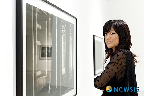 【서울=뉴시스】유상우 기자 = 뉴욕에서 활동 중인 작가 김미루(28)는 폐허 속 자신의 모습을 렌즈에 담는다.&nbsp; 뉴욕과 캐나다, 런던, 파리 등지의 용도 폐기된 지하철 터널이나 지하묘지, 공장, 교량, 병원, 조선소를 찾아가 셔터를 누른다. 오싹한 공포, 스산한 분위기를 풍기는 배경들이다. 실오라기 한 올 걸치지 않는 자신의 몸도 화면에서 빠지지 않는다.&nbsp; 김미루는 도올(檮杌) 김용옥(61) 교수의 막내딸이다. 뉴욕 컬럼비아대 불문학과를 졸업하고 뉴욕의 플랫인스티튜트에서 회화를 전공했다. 의대로 진학하려다 도시와 예술에 심취, 진로를 바꿨다고 한다.&nbsp; 서울 청담동 갤러리현대 강남점에서 25일 ‘나도(裸都)의 우수(憂愁)’전을 개막한다. <관련기사 있음> swryu@newsis.com