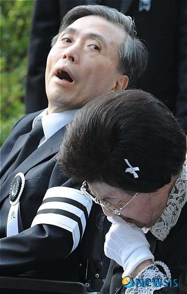 【서울=뉴시스】사진공동취재단 = 지난 2009년 8월23일 서울 동작동 국립 현충원에서 엄수된 고 김대중 전 대통령의 안장식에서 부인 이희호여사와 아들 김홍일씨가 슬퍼하는 모습.&nbsp; photo@newsis.com