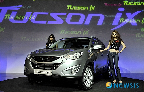 【서울=뉴시스】김명원 기자 = 현대자동차가 25일 오전 서울 강남구 논현동 플래툰 쿤스트할레에서 현대자동차 투싼 아이엑스(iX)신차발표회를 갖고 본격 판매에 돌입했다.&nbsp; 쿠페와 SUV와의 만남으로 새롭게 태어난 '투산iX'는 유기적인 연결을 강조한 유선형의 세련된 디자인과 함께 강력한 동력성능, SUV 최고의 연비, 고급 편의사양, 최상의 안전성 등 혁신적인 상품성을 갖춰 기존 투싼과는 전혀 신차로 선보였다.&nbsp; kmx1105@newsis.com
