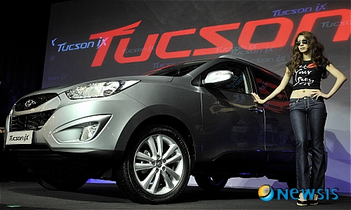 【서울=뉴시스】김명원 기자 = 현대자동차가 25일 오전 서울 강남구 논현동 플래툰 쿤스트할레에서 현대자동차 투싼 아이엑스(iX)신차발표회를 갖고 본격 판매에 돌입했다.&nbsp; 쿠페와 SUV와의 만남으로 새롭게 태어난 '투산iX'는 유기적인 연결을 강조한 유선형의 세련된 디자인과 함께 강력한 동력성능, SUV 최고의 연비, 고급 편의사양, 최상의 안전성 등 혁신적인 상품성을 갖춰 기존 투싼과는 전혀 신차로 선보였다.&nbsp; kmx1105@newsis.com