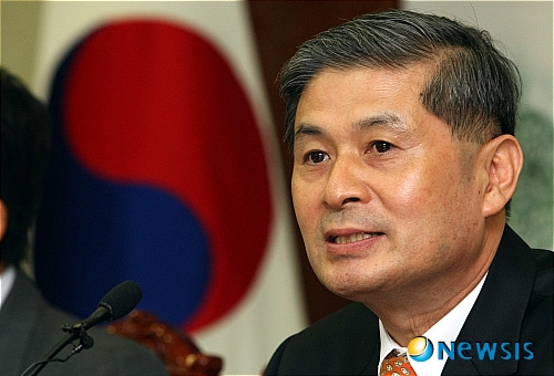 【수원=뉴시스】강종민 기자 = 26일 오전 경기도청에서 열린 형질전환 복제돼지 생산에 관한 공동연구 협약식에서 경기도와 협약서를 교환한 황우석 박사가 취재진의 질문에 답하고 있다.&nbsp; ppkjm@newsis.com 
