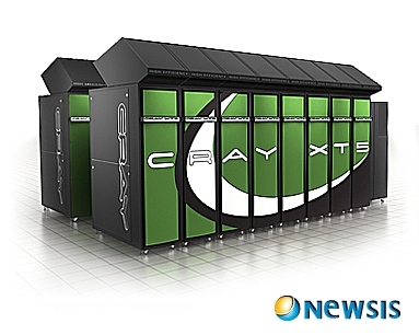 【대전=뉴시스】조달청(청장 권태균)은 550억원 규모의 ‘기상용 슈퍼컴퓨터’를 미국 크레이사와 계약을 체결했다고 7일 밝혔다.&nbsp; 이번 국제입찰에는 세계수준의 슈퍼컴퓨터 제조사중 IBM, NEC, Cray 등 5개사가 입찰에 참가한 가운데 기상청 자체평가위원회의 규격과 성능 검토를 거쳐 IBM, Cray 등 2개사가 선정된 가운데 성능대비 가격입찰에서 가장 유리한 크레이사가 최종 낙찰 대상자로 선정됐다. (사진=조달청 제공) <관련기사 있음>&nbsp; jsj@newsis.com 