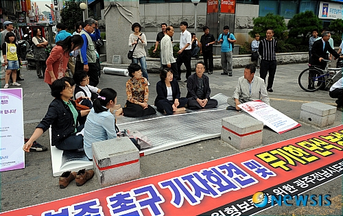 【광주=뉴시스】맹대환 기자 = 5.18사적지 원형보존을 위한 광주.전남시도민대책위원회가 14일 오전 광주 동구 옛 삼복서점 앞에서 옛 전남도청 별관 보존을 촉구하며 천막농성을 벌이려다 경찰이 천막을 강제철거하자 연좌 농성을 벌이고 있다. mhnews@newsis.com