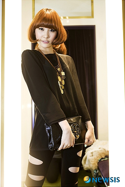 【서울=뉴시스】지난 11일(한국시간) 여성그룹 원더걸스가 뉴욕 상류 사회를 대표하는 스타일리시 패션 브랜드 토리버치(TORY BURCH)의 2010 FW 컬렉션 기념 파티에 참석했다. 토리버치는 제트셋(Jet-Set) 스타일을 이끄는 대표 브랜드로 유명하다. 원더걸스 선미가 토리버치 의상을 입고 포즈를 취하고 있다. 제트셋은 개인 전용 제트기를 타고 세계를 누비는 상류사회 사람들의 스타일리시 패션. (사진=제일모직 제공) photo@newsis.com