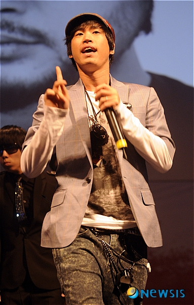 【서울=뉴시스】김종현 기자 = 16일 오후 압구정 CGV 극장에서 열린 에픽하이 6집 정규앨범 [e] 발매 기념 쇼케이스에 참석한 에픽하이 타블로가 열정적인 무대를 선보이고 있다.&nbsp; kim-jh@newsis.com