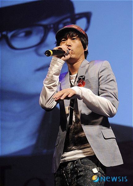 【서울=뉴시스】김종현 기자 = 16일 오후 압구정 CGV 극장에서 열린 에픽하이 6집 정규앨범 [e] 발매 기념 쇼케이스에 참석한 에픽하이 타블로가 열정적인 무대를 선보이고 있다.&nbsp; kim-jh@newsis.com