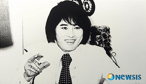 【서울=뉴시스】이재훈 기자 = 패션 디자이너 앙드레 김(74)이 진솔한 모습을 드러낸다. SBS TV ‘SBS 스페셜’이 20일 오후 11시20분 ‘앙드레 김, 일곱 겹 인터뷰로 그리다’를 방송한다.&nbsp; 앙드레김 쇼에 빠지지 않는 ‘일곱겹 드레스’를 차용, 앙드레김의 모든 것을 일곱 단계에 걸쳐 벗긴다.&nbsp; ‘스타와 함께 한 앙드레 김’을 시작으로 ‘민간 외교사절 앙드레 김’, ‘마에스트로 앙드레 김’, ‘디자이너 앙드레 김으로 보내온 47년의 이야기’, ‘앙드레 김의 흰 옷과 화장’, ‘앙드레 김의 브랜드 가치’, ‘앙드레 김의 기부활동과 가족들과 함께하는 모습’ 등이 소개된다.&nbsp; 젊은 시절 앙드레 김의 뮤즈였던 영화배우 엄앵란, 앙드레 김과 오랜 세월 UNICEF 활동을 해온 소설가 박완서를 비롯해 안성기, 김희선, 장동건, 이영애 등 스타들이 앙드레 김을 이야기한다.&nbsp; 앙드레 김이 28년 전부터 돌멩이 하나, 흙 한 줌까지 차곡차곡 골라서 지었다는 경기 기흥의 아틀리에도 공개한다.&nbsp; 제작진은 “앙드레 김이라는 이름은 단순히 한 패션디자이너를 일컫는 고유명사가 아니다”며 “우리나라 패션의 역사를 대변하는 보통명사이자, 우리나라 문화·외교 분야를 들여다볼 수 있는 하나의 아이콘”이라고 전했다./ realpaper7@newsis.com&nbsp; 