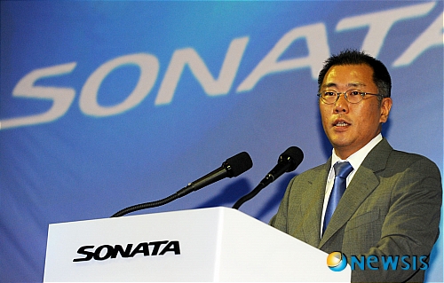 【서울=뉴시스】허경 기자 = 정의선 현대차 부회장이 17일 오후 서울 한강시민공원 반포지구 마리나 제패에서 열린 현대자동차 프리미엄 중형세단 'YF쏘나타' 신차발표회에서 인사말을 하고 있다.&nbsp; neohk@newsis.com 