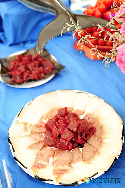 【울산=뉴시스】장지승기자 = 19일 울산 동천체육관에서 열린 제4회 울산광역시장배 전국요리경연대회에 각종 맛깔스런 요리가 선보여 주말 관람객들의 눈과 입을 즐겁게 하고 있다. jjs@newsis.com