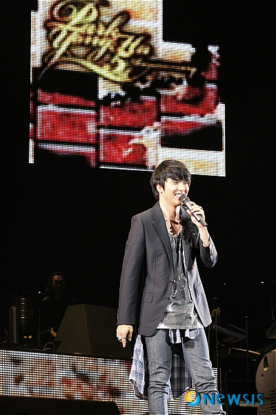 【서울=뉴시스】이재훈 기자 = 탤런트 겸 가수 박용하(32)가 하와이에서 3년 만에 두 번째 콘서트를 펼친다. 29일 박용하의 매니지먼트사 요나엔터테인먼트에 따르면, 박용하는 10월17일 하와이 컨벤션센터 무대에 오른다.&nbsp; 박용하는 2006년 10월14일 데뷔 13주년을 기념, 한국 가수로는 처음으로 하와이에서 단독 콘서트를 개최했다. 하와이 주는 2006년부터 매년 10월14일을 ‘용하 데이’로 지정해왔다.&nbsp; 요나엔터테인먼트는 “하와이에 위치한 한인방송국 KBFD TV를 통해 하와이뿐만 아니라 로스앤젤레스, 라스베이거스 등에도 콘서트 홍보를 하고 있다”며 “한국, 일본, 대만 등에서의 관람 문의가 쇄도하고 있다”고 전했다.&nbsp; 한편, 지난해 일본에서 방송된 박용하 출연 드라마 ‘온 에어’는 올 연말 재방송된다. 8월 역시 일본에서 방송된 드라마 ‘남자이야기’도 10월3일부터 케이블채널로 재방송된다. 영화 ‘작전’은 연말 현지 개봉한다.&nbsp; 박용하는 7월29일 일본 데뷔 5주년 기념 미니음반 ‘원스 인 어 서머’를 발표하고 8월1일 일본 사이타마 슈퍼아레나에서 기념 이벤트를 벌였다./realpaper7@newsis.com