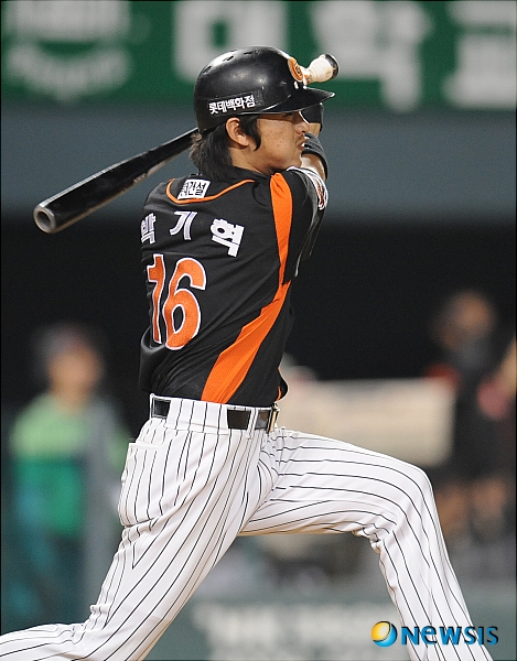 【서울=뉴시스】이동원 기자 = 29일 오후 잠실야구장에서 열린 2009 프로야구 준플레이오프 1차전 두산베어스-롯데자이언츠 경기에서 롯데 9회초 1사 2,3루상황 박기혁의 1타점 적시타를 날리고 있다.&nbsp; dwlee@newsis.com