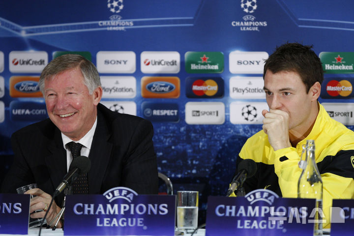 [맨체스터=AP/뉴시스]퍼거슨 감독과 에반스. 2009.09.29.