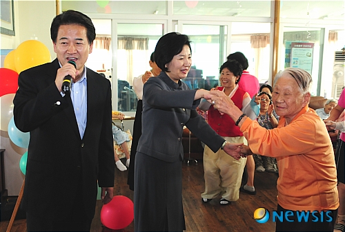 【전주=뉴시스】김성수 기자 = 무소속 정동영 의원(전북 전주덕진)이 추석 연휴 하루 전인 1일 오후 전주 호성동 사랑의 집을 찾아 노인들과 즐거운 한때를 보내고 있다.&nbsp; 정 의원이 노래를 부르는 동안 정 의원의 부인 민혜경씨가 노인과 음악에 즐겁게 춤을 추고 있다.&nbsp; ikss@newsis.com