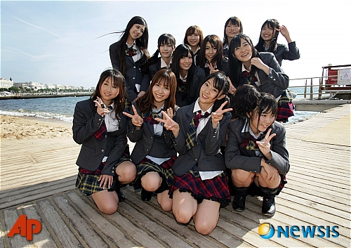 【서울=뉴시스】이재훈 기자 = 아이돌 그룹을 주축으로 일본에서 일고 있는 한류열풍에 작곡가가 가세했다. 25일 매니지먼트사 트로피엔터테인먼트에 따르면, 작곡가 PJ(박수종)가 지난해 12월8일 일본 걸그룹 'AKB48'이 현지에서 발표한 싱글 앨범 'AKB48 19TH 싱글 팀-A'의 타이틀곡 '호두와 다이얼로그'를 작곡하고 프로듀서까지 맡았다. 이 앨범은 발매와 동시에 일본 오리콘차트 1위를 차지했다. 지금까지 약 70만장의 판매량을 기록하고 있다. 트로피는 "한국 작곡가의 노래가 일본 가수에 의해 발표된 것은 이례적인 일"이라며 "더구나 일본에서 최고의 걸 그룹으로 손꼽히는 AKB48 앨범의 타이틀곡이라는 점에서 높게 평가 받고 있다"고 전했다. PJ는 앞서 지난해 11월 다니무라 나나(24)의 '톡식'을 작곡했다. 나카시마 미카(28)의 새 앨범 작업에도 참여 중이다. 특히 그룹 '소녀시대'가 일본에서 발매할 음반 작업에도 참여하고 있어 눈길을 끈다. 한국에서는 아이유(18)의 '마쉬 멜로우', 서인국(24)의 '애기야', 거미(30)의 '이별은 사랑 뒤를 따라와' 등을 작곡했다. realpaper7@newsis.com