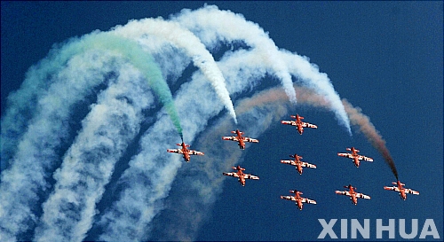 【뉴델리(인도)=신화/뉴시스】미국 항공기 제작사 록히드마틴이 F-16 항공기 생산시설을 인도로 옮기기로 인도 최대 기업 타타그룹과 합의했다. 이에 따라 록히드마틴은 현재 미국 텍사스에 있는 F-16 생산공장을 인도로 이전하고 인도로부터 수십억에 달하는 항공기 주문을 받게 된다. 사진은 지난 2009년 10월8일 인도 수도 뉴델리 인근에서 공군의날을 맞아 벌어진 항공기 퍼포먼스. 2017.06.21