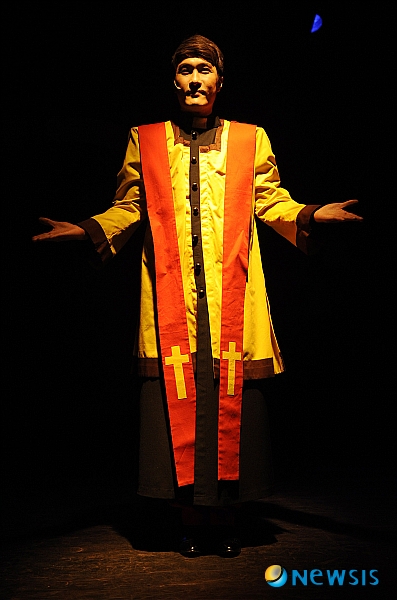 【서울=뉴시스】김종현 기자 = 14일 오후 동숭동 대학로 라이브극장에서 뮤지컬 '두르림러브 시즌2' 언론시연회에 출연한 김기수가 열정적인 연기를 선보이고 있다.&nbsp; '사랑의 기억'을 상영해 주는 특별한 영화관을 소재로 사랑의 추억을 그린 뮤지컬 '두르림러브 시즌2' 는 12월 31일까지 대학로 라이브극장에서 공연된다.&nbsp; kim-jh@newsis.com