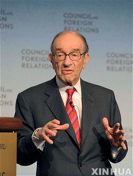 【뉴욕=신화/뉴시스】15일(현지시각) 미국 뉴욕에 위치한 외교협회에서 앨런 그린스펀 전 미국 연방준비위원회 의장이 발언하고 있다. 그린스펀은 이날 달러화 약세보다 미국의 국가채무 증가가 더 큰 우려 대상이라고 말했다.