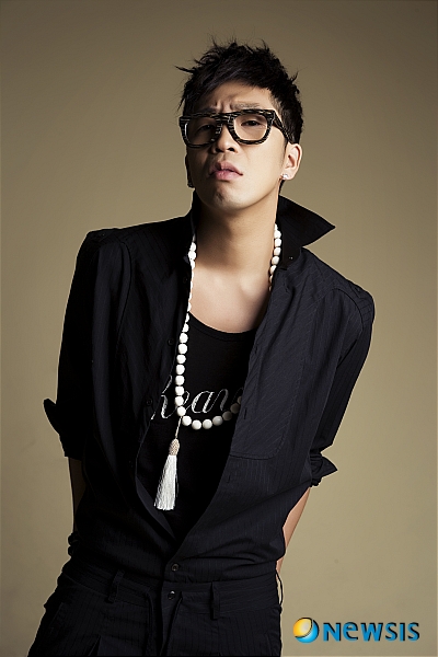 【서울=뉴시스】유상우 기자 = 가수 MC몽(30)이 “5집은 힘을 빼고 편안하게 만들었다. 노랫말도 예능활동을 통해 쌓은 지식을 동원해 썼다”고 밝혔다.&nbsp; “타이틀곡 ‘인디언 보이’는 초등학생들에게 인기 1위”라며 웃는다.&nbsp; 한편, 이 음반 리패키지 타이틀곡 ‘호러 쇼’는 MC 강호동(39)을 모티브로 작업했다. <관련기사 있음> swryu@newsis.com