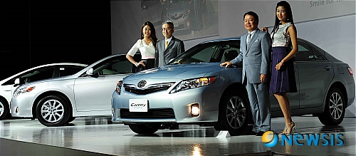 【서울=뉴시스】임영주 기자 = 20일 그랜드 하얏트 서울 그랜드 불륨에서 토요타 브랜드 출시 차를 한국에서 공식 선보였다. 후노유키토시 일본본사부사장(왼쪽 남자)과 한국본사사장 치기라타이조가 캠리 앞에서 포즈를 취하고 있다. 이번에 출시된 모델은 총 4가지로 캠리와 캠리하이브리드, 프리우스 및 SUV인 RAV4이다. dasee@newsis.com