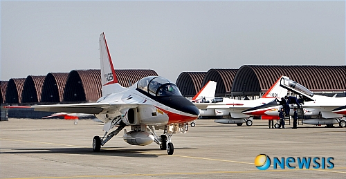 【광주=뉴시스】안현주 기자 = 21 오전 광주 제1전투비행단을 방문한 7개국 공군 장성들이 국산 초음속 고등훈련기인 T-50 비행체험을 위해 이륙준비를 하고 있다. <관련기사 있음>&nbsp; ahj@newsis.com