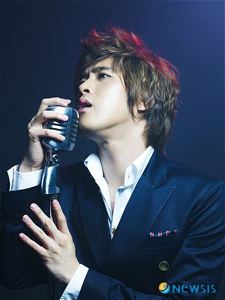 【서울=뉴시스】유상우 기자 = 그룹 ‘SG워너비’ 출신 채동하(28·최도식)가 게릴라 쇼케이스를 열고 11월10일 새 음반을 낸다.&nbsp; SG워너비를 탈퇴한 후 1년6개월 만의 솔로 컴백을 알리는 앨범이다. 당초 9월 발매 예정이었으나 갑작스런 목 디스크로 조금 늦어졌다.&nbsp; 이에 앞서 채동하는 11월 6, 7일 명동과 잠실, 동대문 등 서울 지역에서 팬들을 찾아가는 형태의 공연인 게릴라 쇼케이스를 펼친다.&nbsp; 매니지먼트사 폴라리스엔터테인먼트 “게릴라 공연 시간과 장소는 채동하 팬 카페와 미니홈피를 통해 전달할 계획”이라고 밝혔다.&nbsp; 채동하는 27, 28일 경기와 서울 등지에서 새 음반 뮤직비디오 촬영을 마쳤다./swryu@newsis.com