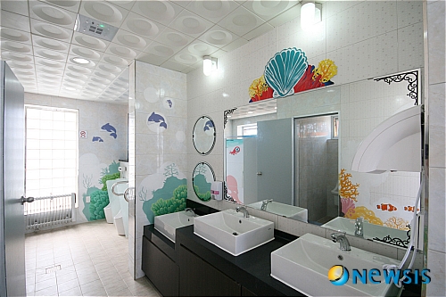 【인천=뉴시스】김성웅 기자 = 인천 옹진군 영흥면 십리포 해변 공중화장실이 ‘제11회 아름다운 화장실 대상’에서 장려상을 수상했다. 사진은 십리포 해변 공중화장실 내부 모습. (사진 = 옹진군 제공)&nbsp; ksw@newsis.com