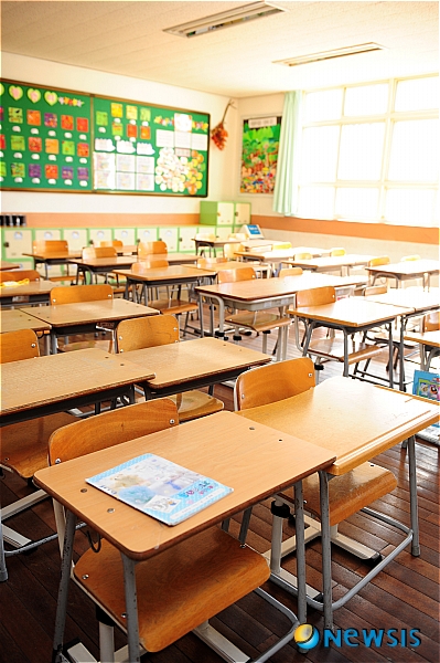 【울산=뉴시스】장지승기자 = 신종플루 확산이 빠른 속도로 진행되고 있는 가운데 2일 휴교를 실시 중인 울산지역의 한 초등학교 교실이 텅 비어 있다.&nbsp; jjs@newsis.com
