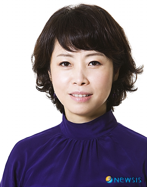 【서울=뉴시스】백영미 기자 = 서울대 심리학과 곽금주(52) 교수가 14일 오후 6시 손바닥tv에서 심리학 토크 콘서트를 펼친다. 개그맨 박명수(41)가 진행하는 '움직이는 TV'에 출연, 시청자와 실시간 토크로 심리학을 이야기한다.&nbsp; 결혼과 직장생활에 관한 여성과 남성의 심리, 사람을 만날 때마다 빠지는 특이한 사랑심리 등 다양한 궁금증에 대해 시청자와 대화한다.&nbsp;&nbsp; TV 토크콘서트는 '청춘 토크콘서트'류를 1대 1 상담과 대화 방식으로 구체화한 프로그램이다. 곽 교수는 실시간으로 올라오는 시청자의 사연에 해답을 제시한다. 또 영상통화로 얼굴을 마주보며 사연을 듣고 해결책을 찾는다. 스마트폰을 기반으로 한 손바닥tv이기에 가능한 방송기술이다.&nbsp; 박명수는 "미처 나도 알지 못했던 내 심리를 알아보는 코너다. 연애심리, 사회심리, 아동심리 등 다양한 심리 상담이 가능하다"며 "서울대의 대표적인 명품강의, 명품상담을 받을 수 있는 수준높고 재미있는 시간이 될 것"이라고 전했다.&nbsp; 곽 교수는 '20대 심리학' '흔들리는 20대' 등 쉬운 심리학 지침서로 대중에게 다가서고 있다. 한국발달심리학회장이며 1996년 미국청소년학회의 '세계적인 젊은 학자'상을 받았다.&nbsp; positive100@newsis.com