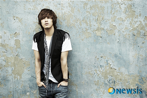 【서울=뉴시스】유상우 기자 = 그룹 ‘SG워너비’의 맏형 채동하(28)가 홀로 섰다.&nbsp;&nbsp; 솔로 2집 ‘에세이’는 채동하의 손때가 곳곳에 묻어있는 음반이다. 힘들었던 추억을 일기형식으로 풀었다. 여섯 살 심실중격결손증으로 수술을 받은 이야기부터 지난 5월 SG워너비에서의 마지막 콘서트까지 40여쪽에 걸쳐 사진과 함께 이야기를 실었다.&nbsp; 타이틀곡은 발라드 ‘어떻게 잊겠습니까’(작곡 조영수·작사 강은경)다. 영화 ‘슬픔보다 더 슬픈 이야기’ OST 타이틀곡인 이승철의 ‘그런 사람 또 없습니다’의 두 번째 버전이다.&nbsp; ‘마음도 사랑도 눈물도’와 ‘너만 보잖아’ 등을 작사·작곡하며 ‘싱어송라이터’란 영예로운 호칭도 얻게 됐다. ‘마음도 사랑도 눈물도’는 채동하가 15년 전 작곡한 곡이다. ‘잘가 바보야’는 채동하가 노랫말을 붙였다.&nbsp; “중학교때부터 작곡을 했다. 컴퓨터에 만들거나 만들다 만 노래 수백곡이 저장돼 있다.” <관련기사 있음> swryu@newsis.com