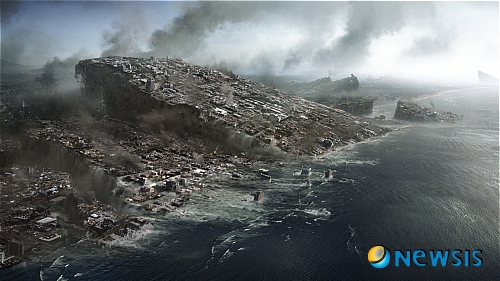 【서울=뉴시스】윤근영 기자 = 영화 ‘2012’가 재난 블록버스터의 역사를 새로 썼다. 개봉 첫 주 6500만달러를 챙기며 북아메리카 박스오피스 정상에 우뚝 섰다.&nbsp; 16일 박스오피스모조에 따르면, 2012는 13~15일 주말·휴일 3404개 스크린에서 6500만달러를 벌어들였다. 2위와 격차가 3배 가까이 벌어진다.&nbsp; ‘인디펜던스 데이’, ‘투모로우’를 만든 롤랜드 에머리히 감독의 세 번째 재난 영화로 주목받은 2012는 재난 영화 중 오프닝 기록으로 2위에 랭크됐다. 전작 투모로우(6874만달러)의 벽은 깨지 못했다.&nbsp; 13일 세계 동시 개봉으로 선보인 2012는 국제적으로 매출 2억달러를 돌파했다. 해외 수익으로만 1억6000만달러를 쓸어담으며 2억2500만달러를 올렸다. 제작비 2억달러를 사흘 만에 거둬들였다.&nbsp; 국내에서도 2012는 박스오피스 1위다. 매출액 115억2357만원을 쌓으며 64.5％ 가까이 점유했다.&nbsp; 디즈니 영화 ‘크리스마스 캐롤’(2232만5000달러·총 6328만9000달러)은 북미 2위에 올랐다. 조지 클루니·이완 맥그리거 주연의 신작 영화 ‘염소를 노려보는 사람들’(620만달러·2337만6000달러)이 3위에 이름을 걸었다.&nbsp; 지난주 12위 ‘프레셔스’는 4위로 뛰어올랐다. 실화를 바탕으로 한 소설 ‘푸시’를 영화화한 이 작품은 지난주보다 225.2％ 뛴 609만달러의 수익을 냈다. ‘마이클 잭슨의 디스 이즈 잇’은 510만달러(총 6821만1000달러)로 5위다./iamygy@newsis.com