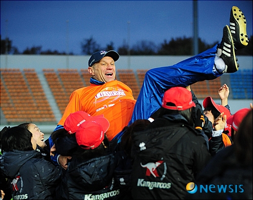 【경주=뉴시스】허상욱 기자 = 16일 오후 경주시민운동장에서 열린 2009 여자프로축구 WK리그 챔피언결정전 2차전 현대제철과 대교의 경기에서 대교가 1대0으로 승리하며 우승을 차지했다. 대교캥거루 선수들이 신의손 코치를 헹가레하고 있다. wook@newsis.com