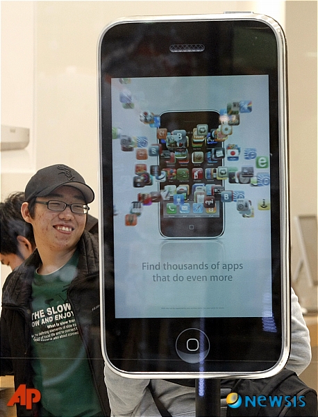 【서울=AP/뉴시스】27일(현지시각) 아이폰 3G 모형이 서울의 한 애플 스토어에 전시중이다. 아이폰의 상륙이 국내 휴대폰 생산업체의 아성을 흔들 수 있을지 소비자들과 업계 관계자들의 이목이 집중되고 있다. 