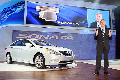【서울=뉴시스】정병준 기자 = 현대자동차는 2일(현지시각) 미국 로스엔젤레스의 LA 컨벤션 센터에서 열린 '2009 LA 모터쇼(2009 Los Angeles Auto Show)'에서 '신형 쏘나타'를 해외시장에 처음으로 공개했다.&nbsp; 사진은 존 크라프칙(John krafcik) 현대차 미국판매법인장이 쏘나타 옆에서 연설을 하고 있는 모습(사진제공=현대자동차)./ jb@newsis.com 