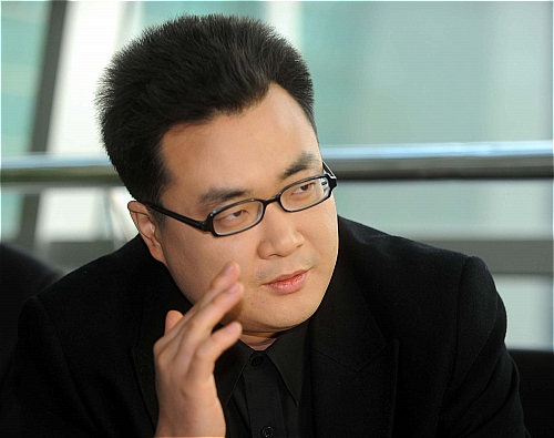 【부산=뉴시스】강재순 기자 = 인터넷 논객 ‘미네르바’로 잘 알려진 박대성씨가 3일 부산에서 가진 특강에 앞서 기자들과 만난 자리에서 자신의 평소 경제관을 밝히고 있다. 박씨는 이날 오후 해운대 벡스코에서 열린 ‘한국경제전망 및 투자전략 부산 세미나’에 참석해 ‘미네르바의 생존경제학’ 출간을 기념한 ‘새로운 패러다임의 생존 경제학’ 을 주제로 특강을 했다. <관련기사 있음> kjs0105@newsis.com