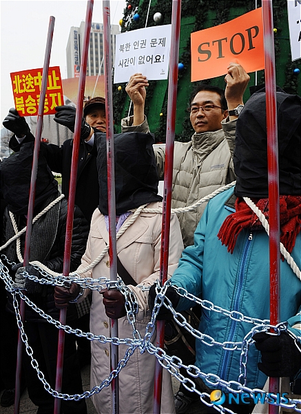 【서울=뉴시스】조수정 기자 = 북한인권단체연합회가 제61차 세계인권선언일을 하루 앞둔 9일 오후 서울광장에서 기자회견을 연 가운데 탈북 여성들과 회원들이 북한인권 개선 촉구 퍼포먼스를 하고 있다.      chocrystal@newsis.com