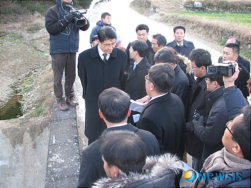 【순천=뉴시스】김석훈 기자 = 16일 오후 광주지법 순천지원 형사1부(재판장 홍준호)가 지난 8월 발생한 순천막걸리 살인사건의 현장검증을 진행하는 과정에서 막걸리에 타고 남은 청산염을 버렸다는 마을 앞 천변을 살펴보고 있다.&nbsp; 이날 재판부는 검찰과 변호인이 참석한 가운데 전남 순천시 황전면 피의자 A씨 부녀의 집과 창고, 옥상 등을 살펴보며 청산염의 보관과 청산염을 탄 막걸리의 이동 과정을 살폈다. <관련기사 있음>&nbsp; kim@newsis.com&nbsp; 