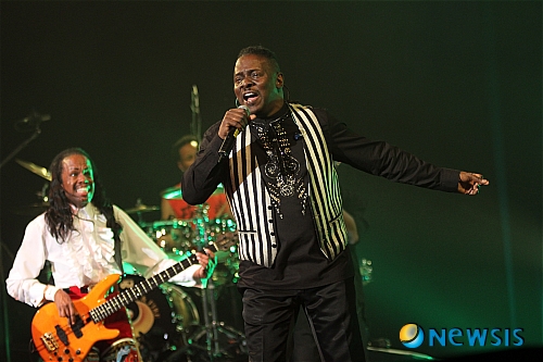 【서울=뉴시스】이재훈 기자 = 공연 내내 머리는 끄덕끄덕, 어깨가 들썩들썩, 엉덩이는 씰룩씰룩이었다. 손과 발은 박자를 따라가느라 연신 바빴다. 흥겨운 음악이 몸 안 구석구석으로 들어와 통통 튀어 다니는 듯했다.&nbsp; 17일 밤 서울 삼성동 COEX 대서양홀에서 40여년 만에 첫 내한공연을 펼친 미국의 펑크 밴드 ‘어스, 윈드 & 파이어(Earth, Wind & Fire·EWF)’는 공연 내내 그들의 노래처럼 ‘레츠 그루브(Let’s Groove)’했다.&nbsp; 첫 곡은 국내 CF음악으로 사용돼 유명해진 ‘부기 원더랜드’였다. 초반부터 EWF는 그들의 팀명 그대로12월 차가운 이 땅(Earth)에 펑크의 바람(Wind)을 일으켜 불(Fire) 같은 열정을 뿜었다. 오랜 기간 팀을 유지해온 밴드답게 호흡도 척척 맞았다.&nbsp; 이어 ‘주피터’, ‘서펀타인 파이어(Serpentine Fire)’, ‘싱 어 송’, ‘샤이닝 스타’ 등을 들려주며 흥겨운 무대를 이어갔다. 10여곡을 소화하는 공연 중반까지 EWF는 특별한 말이 없었다. 그들이 하고 있는 음악이 곧 언어였고 마음이었으며 생각이었다. 밴드 멤버를 소개하면서 입을 연 EWF는 “이 같이 열정적인 팬들은 본 적이 없다”며 “아마도 다시 한국에 올 것 같다”고 흥분했다.&nbsp; 공연이 내내 흥겨웠던 것만은 아니다. 메인 보컬인 필립 베일리(58)의 가창력이 돋보이는 로맨틱한 무대도 선보였다. 건장한 체구에서 가느다란 고음의 미성을 뽑아내는 베일리는 ‘애프터 더 러브’, ‘리즌스(Reasons)’, ‘인 더 스톤’ 등 분위기 있는 곡들로 감미로움을 선사했다.&nbsp; 이어 ‘러닝(Runnin’)’, ‘갓 투 겟 유’ 등 다시 신나는 무대가 이어졌다. EWF의 대표곡 ‘판타지’와 ‘셉템버’가 나오자 공연은 절정으로 치달았고 팬들은 더욱 달아올랐다. 다음 곡 ‘레츠 그루브’는 화룡점정이었다. 팬들은 EWF에게 왜 40년 만에 왔냐고, 왜 좀 더 일찍 와서 공연의 흥겨움을 일러주지 않았느냐고 한탄하듯 몸을 끊임없이 움직였다.&nbsp;&nbsp; 아프리카, 라틴, 디스코, 펑크, 솔 R&B, 팝, 심지어 재즈적인 리듬까지 섭렵하며 지구상에서 가장 다이내믹하고 흥겨운 뮤지션이라는 평가를 받는 EWF답게 내내 즐겁고 신났다. 트럼펫, 색소폰 등 브라스 악기들을 적극 활용, 세련미와 고급스러움을 동시에 풍겼다. 동시에 밝고 건강한, 왕성한 생명력은 덤이었다.&nbsp; 콘서트 내용은 이렇게 꽉 찼다. 하지만 100분이라는 시간은 그들의 40년을 보여주기에, 팬들의 기다림을 달래기에는 다소 짧았다.&nbsp;&nbsp; EMF는 모리스 화이트(68)를 중심으로 1969년 출발했다. 1971년 데뷔 음반 ‘어스, 윈드 & 파이어’를 발매한 이래 그래미상 10차례, 아메리칸뮤직어워드(AMA)를 4차례 수상했다. 9000만장의 음반을 판매하며 세계에서 7번째로 음반을 많이 판 아티스트로 기록돼 있는 밴드다./realpaper7@newsis.com 