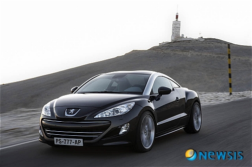 【서울=뉴시스】정병준 기자 = 푸조의 국내 공식 수입원인 한불모터스는 4일 "2010년 크로스오버 콤팩트 SUV 3008, 패밀리 SUV 5008, 프리미엄 2+2 쿠페 RCZ 등 혁신적인 전략 차종 3종을 출시한다"고 밝혔다.&nbsp;&nbsp; 사진은 올해 출시를 계획하고 있는 프리미엄 2+2 쿠페 RCZ(사진제공=한불모터스)./ jbj@newsis.com