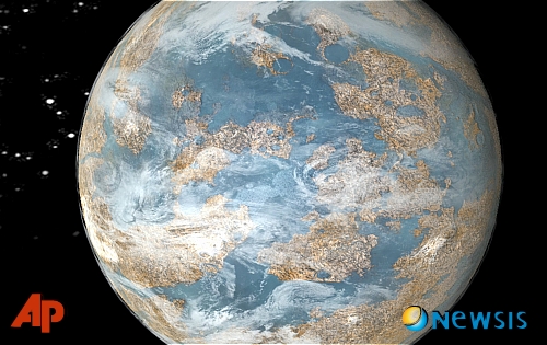 【서울=뉴시스】신동립 기자 = 미국 항공우주국(NASA)이 6일 "태양계 밖 600광년 정도 떨어진 곳에서 생명체 존재가능성이 높은 제2의 지구를 발견했다"고 밝혔다. 동시에 라엘리안들은 신이 났다.  NASA에 따르면 '케플러 22b'로 명명된 이 행성은 지구의 2배반 크기다. 중심별을 290일 주기로 순회하고 있다. 지구와 비슷한 표면온도(섭씨 22도)는 물론, 대기권에 구름층이 형성돼 있으며 지구의 대양처럼 액체상태의 바다가 있고 토양과 바위도 풍부하다.  지구는 태양 주위를 초속 30㎞로 공전하면서 은하계를 초속 260㎞로 돌고 있다. 우주공간을 여행하는 우주선 꼴이다. 라엘리안들은 "지구인은 우주선 지구호의 승무원들이다. 은하계에는 태양과 같은 별들이 3000억개 이상 있고, 각 별은 태양계처럼 행성을 여러 개 거느리고 있다. 그리고 우주에는 이런 은하들이 또 3000억개 이상 존재한다"고 주장한다.  이어 외계인이 유전자 합성을 통해 과학적으로 탄생시킨 것이 인류라고 강변한다. "광대한 우주에서 지구는 특별한 장소가 아니며, 우주에는 지구처럼 생명체가 살고 있는 행성들이 무수히 많다. 그 중에는 지구보다 훨씬 앞선 문명을 이룬 곳도 있으며, 먼 옛날 지구보다 2만5000년 진보한 '엘로힘'이라 불리는 우주인들이 지구에 도착해 지구상의 모든 생명체들을 창조했다."  무신론 국제단체 라엘리안 무브먼트의 정신적 지도자 라엘(65·프랑스)은 과거 엘로힘의 메시지를 받았다. '우주는 극소와 극대, 그 어느 쪽으로도 무한하며, 무한소와 무한대는 본질적으로 동일하다'는 귀띔이라고 한다.  라엘리안들은 "우리 몸 속 무한소의 세계에도 무수한 우주들이 있고, 거기에는 또한 우리와 같이 지성을 가진 생명체들이 살고 있는 곳이 무수히 많다. 프랙털 구조인 무한우주 속에서 우리는 이미 우주인이며 또한 우주의 일부다. 그러므로 우주는 정복의 대상이 아니라 사랑으로 가꿔야 할 정원이다. 거기에는 곳곳에 생명이 있고 창조가 이어지고 있다"고 이야기한다.  무한한 공간 저 너머로(버즈 라이트이어·'토이스토리'), 저렇게 많은 별들 중에 별 하나가 나를 내려본다(유심초)  reap@newsis.com