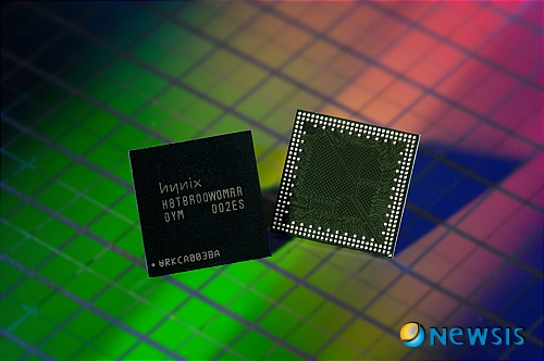 【서울=뉴시스】김정남 기자 = 하이닉스반도체가 세계 최초로 40나노급 2기가비트(Gb) 모바일 D램을 개발했다. 모바일 D램은 스마트폰이나 스마트북, 태블릿PC 등 화제로 떠오르고 있는 차세대 애플리케이션에 지원 가능하다. 하이닉스반도체는 세계 최초로 40나노급 기술을 적용해 모바일 D램 제품인 2Gb LPDDR2(Low Power DDR2)를 개발했다고 13일 밝혔다. (사진=하이닉스반도체 제공) photo@newsis.com