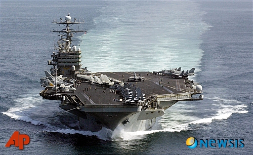 【미국=AP/뉴시스】진도 7.0 이상의 강진이 발생한 아이티에 급파된 미 해군 원자력 항공모함 칼 빈슨호가 오는 14일 도착할 예정이라고 관계 당국이 밝혔다.&nbsp; 사진은 지난 2001년 11월 17일 아라비아해를 순찰하는 칼 빈슨호.&nbsp; 
