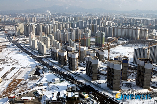 【광주=뉴시스】안현주 기자 = 광주·전남지역에 이틀째 많은 눈이 내린 가운데 14일 오후 광주 광산구 수완지구 아파트 건설현장이 눈으로 덮혀 얼어붙은 건설경기를 반영하는 듯 하다. (헬기조종 : 광주시소방항공대 박창순 대장, 장화식 부기장) ahj@newsis.com