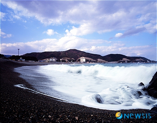 【울산=뉴시스】조현철 기자 = 울산 12경의 하나인 강동·주전 해안 '몽돌' 자갈밭에 파도가 하얗게 부서지며 절경을 이루고 있다. .&nbsp;&nbsp; 울산시는 국토해양부 제2차 연안정비계획(2010년~2019년)에 반영된 울산시 연안정비사업계획에 따라 340억원의 사업비를 들여 강동·주전 해안 몽돌 유실을 막는 사업을 올해부터 본격적으로 추진한다. (사진=울산시 제공)&nbsp; <관련기사 있음>&nbsp;&nbsp; photo@newsis.com&nbsp;&nbsp; 