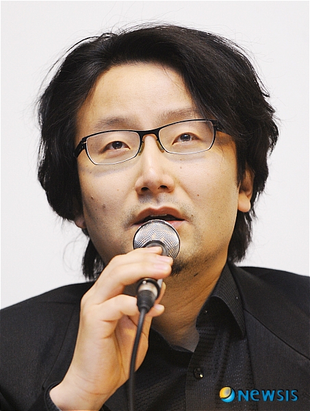 【서울=뉴시스】조수정 기자 = 서울에 시네마테크 전용관을 설립하기 위한 추진위원회 발족식이 열린 15일 오후 서울 낙원동 서울아트시네마에서 정윤철 감독이 취재진의 질문에 답하고 있다.&nbsp; chocrystal@newsis.com