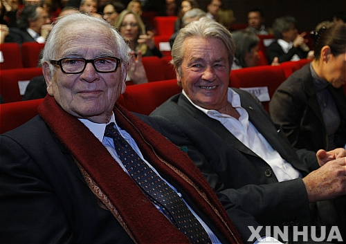 【파리=신화/뉴시스】2010년 1월20일 프랑스 파리에서 열린 2010 세계 엑스포 준비상황 보고회의에 피에르 가르뎅(왼쪽)과 알랭 들롱이 참석해 자리를 지키고 있다. 프랑스 경찰이 영화계의 전설 알랭 들롱의 자택에서 72정의 총기와 3000발이 넘는 탄약들을 압수했다고 BBC가 28일 보도했다. 2024.02.28.