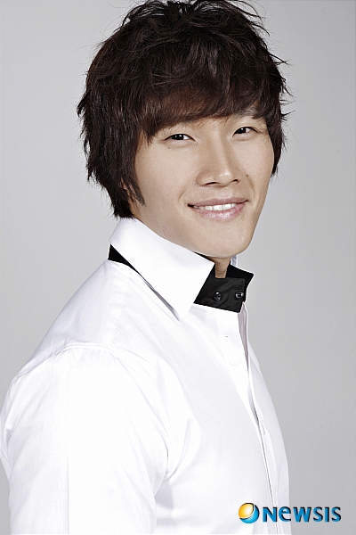 【서울=뉴시스】유상우 기자 = 1995년 데뷔, 올해로 가수생활 15년째인 가수 김종국이 6집 ‘일레븐스 스토리(Eleventh Story)’를 들고 왔다. “터보 시절부터 지금까지 11장의 음반을 발표해 ‘열 한 번째 이야기’란 제목을 붙였다.”&nbsp; 타이틀곡 ‘이 사람이다’는 팝댄스다. 발라드를 고수하다시피해 온 김종국이 오랜만에 댄스 음악을 타이틀로 걸었다. “예전처럼 격렬한 댄스는 아니다. 그냥 율동에 가깝다”며 웃는다. “요즘 내 춤은 대중에게 웃음과 즐거움을 주는 용도라고 생각하면 된다.”&nbsp; 공동 타이틀곡으로 미디엄템포의 ‘못 잊어’를 내세웠다. 흑인음악적 작법 위에 특유의 애절한 보컬이 조화를 이룬 노래다. <관련기사 있음> swryu@newsis.com 