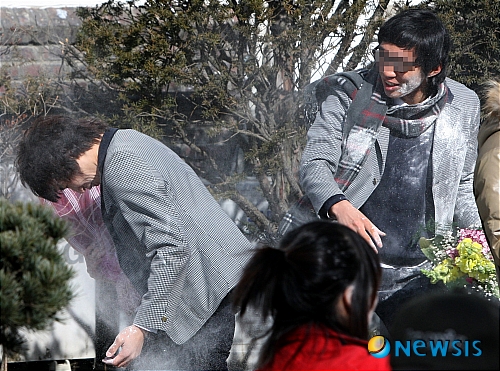 【수원=뉴시스】강종민 기자 = 졸업시즌이 시작됐다.&nbsp; 2일 오전 경기 수원의 한 고등학교에서 열린 졸업식에서 졸업생들이 밀가루를 서로에게 뿌리며 졸업을 축하해 주고 있다.&nbsp; ppkjm@newsis.com