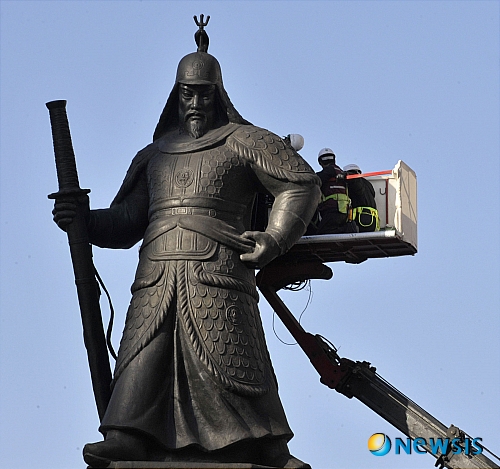 【서울=뉴시스】김명원 기자 = 서울시가 2일 오후 서울 광화문광장에서 이순신장군 동상 내시경검사를 실시하고 있다.&nbsp; kmx1105@newsis.com