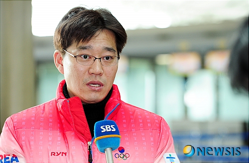 【인천공항=뉴시스】허상욱 기자 = 밴쿠버 올림픽에 출전하는 대한민국 쇼트트랙 대표팀이 4일 오후 인천공항을 통해 캐나다 캘거리로 출국했다. 김기훈 쇼트트랙 대표팀 감독이 인터뷰를 하고 있다. wook@newsis.com